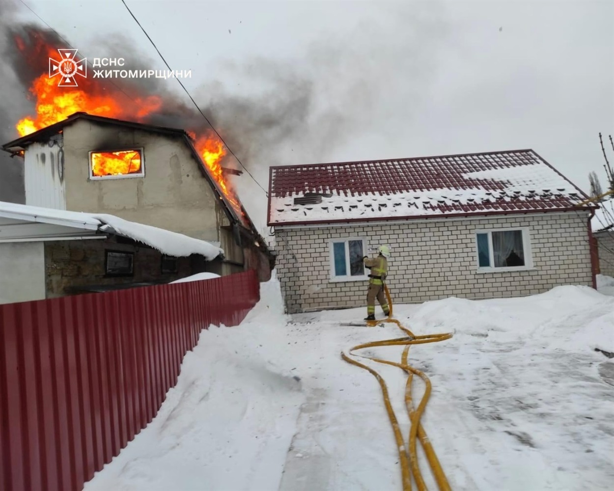 Вогонь знищив покрівлю будівлі у Звягелі