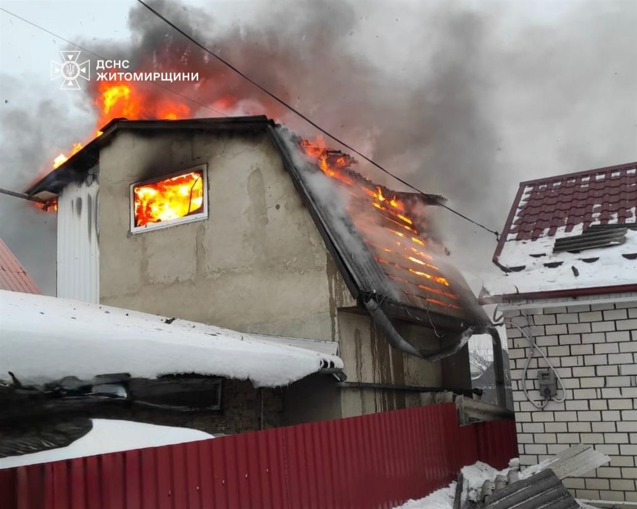 Вогонь знищив покрівлю будівлі у Звягелі