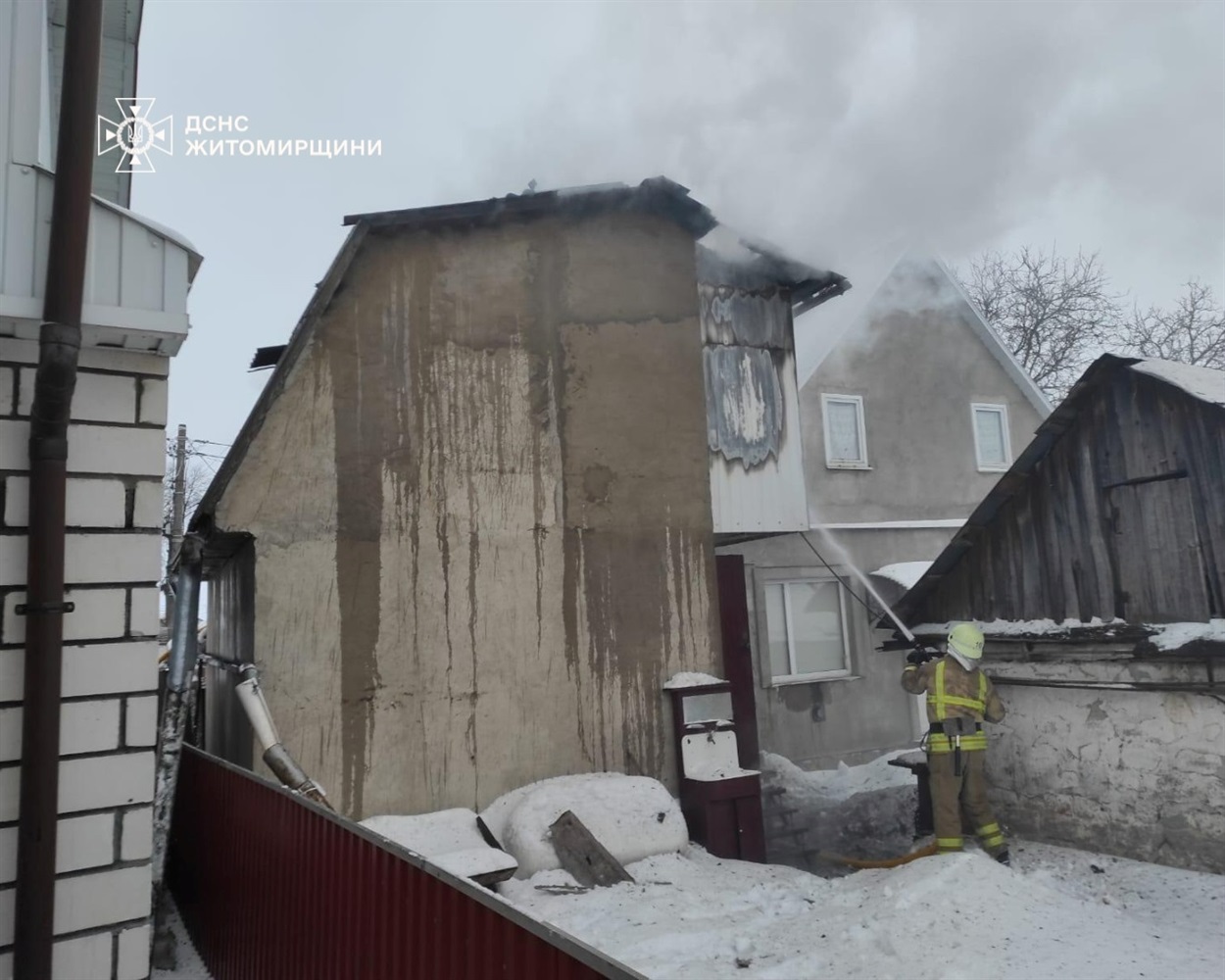 Вогонь знищив покрівлю будівлі у Звягелі