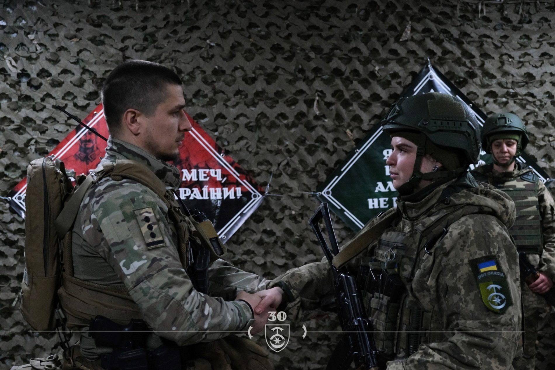 У 30-й бригаді вручили шеврони новим бійцям: світлини