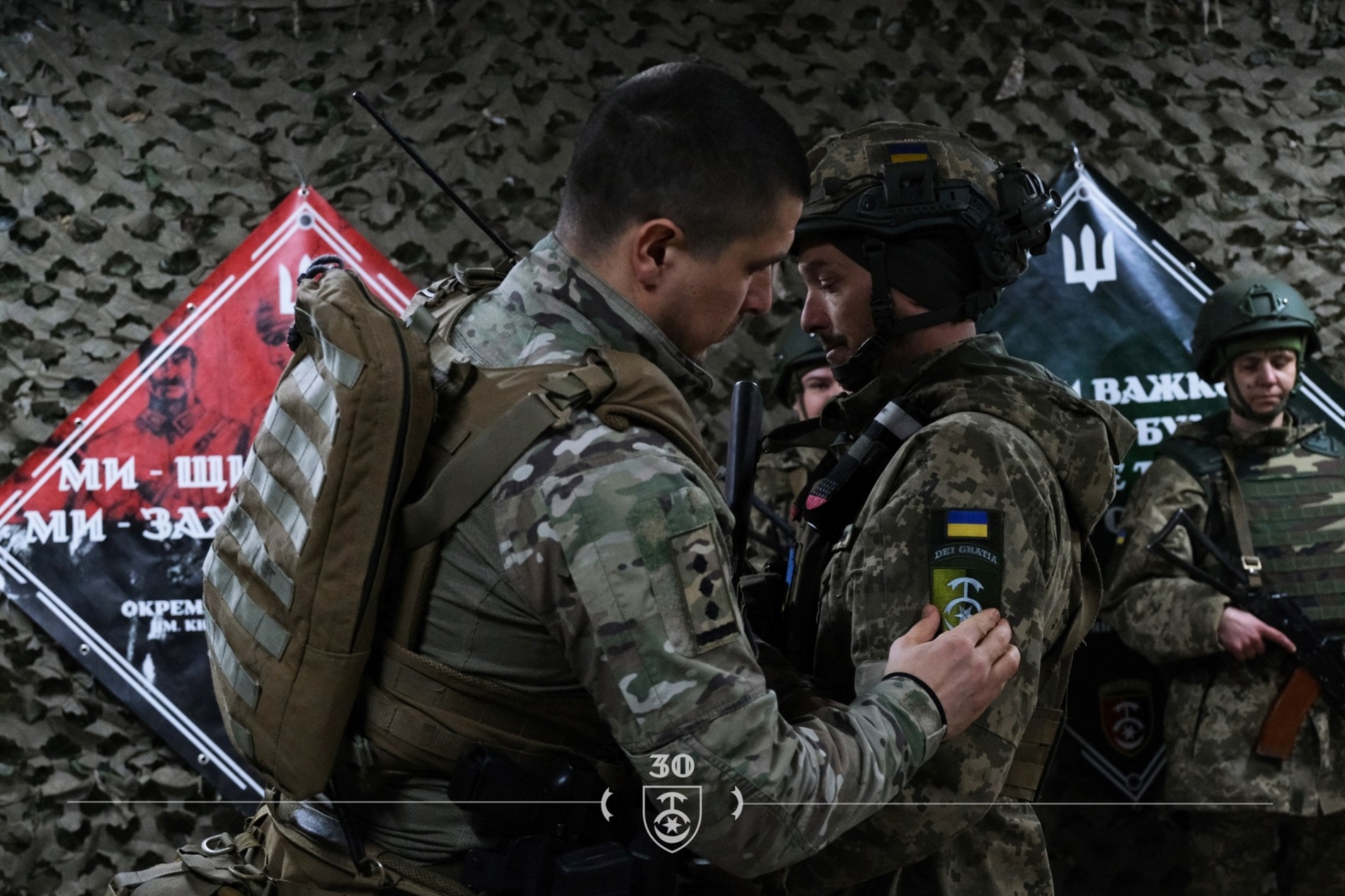 У 30-й бригаді вручили шеврони новим бійцям: світлини