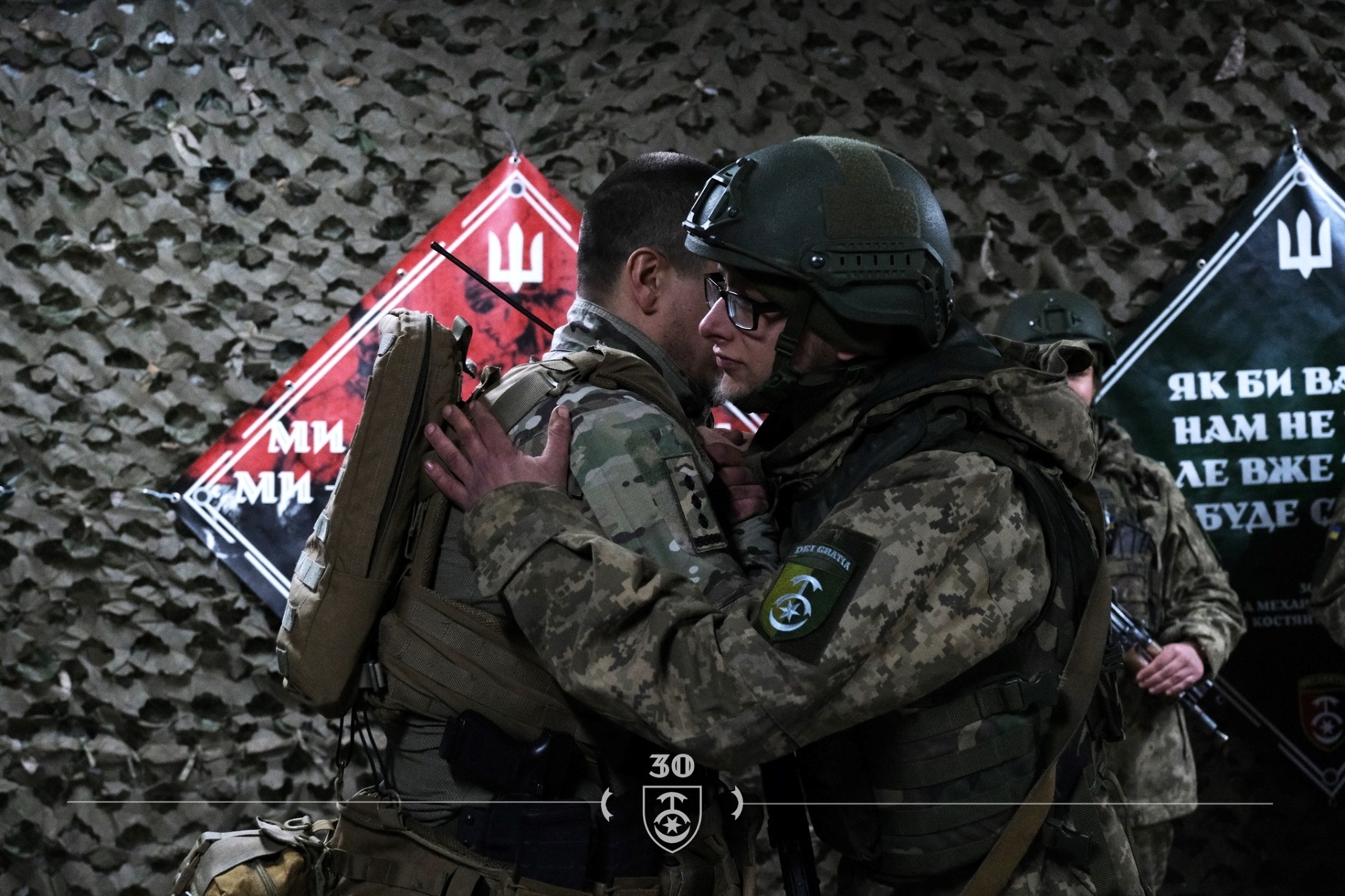 У 30-й бригаді вручили шеврони новим бійцям: світлини