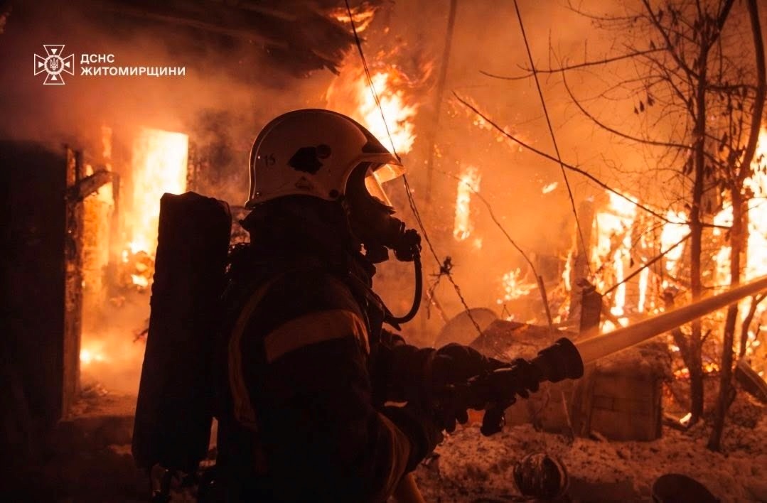 Пожежа в житловому будинку на Звягельнині: рятувальники знайшли тіла двох чоловіків