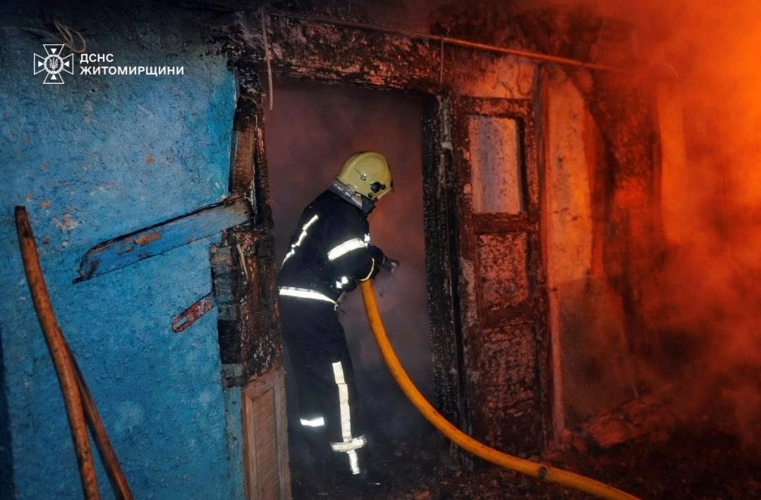 Пожежа в житловому будинку на Звягельнині: рятувальники знайшли тіла двох чоловіків