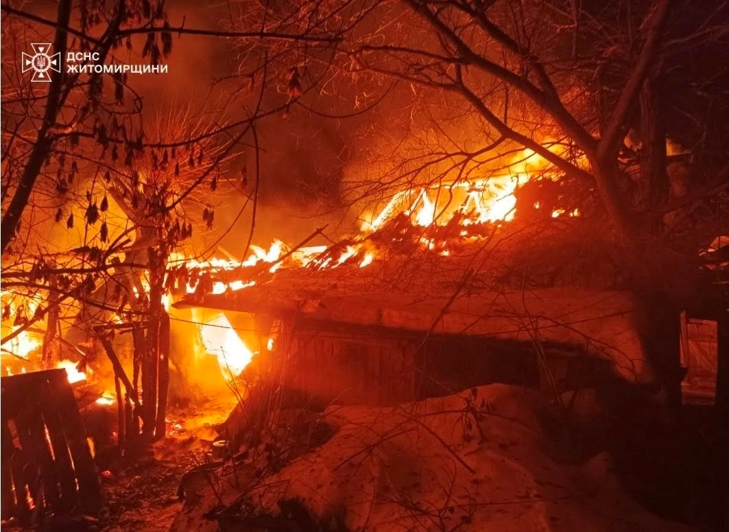 Пожежа в житловому будинку на Звягельнині: рятувальники знайшли тіла двох чоловіків