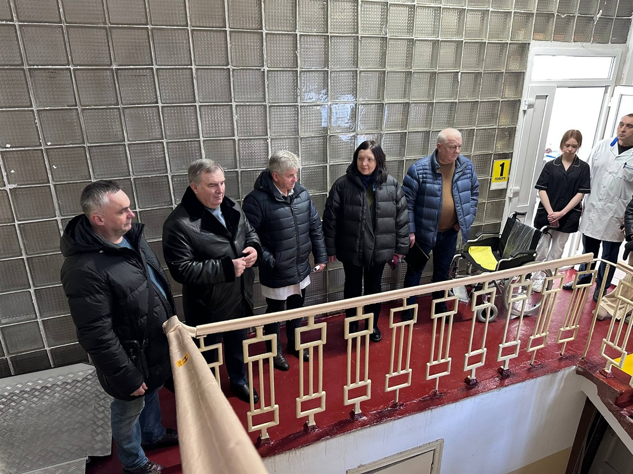 Звягель: медзаклади встановили підйомники для маломобільних груп населення