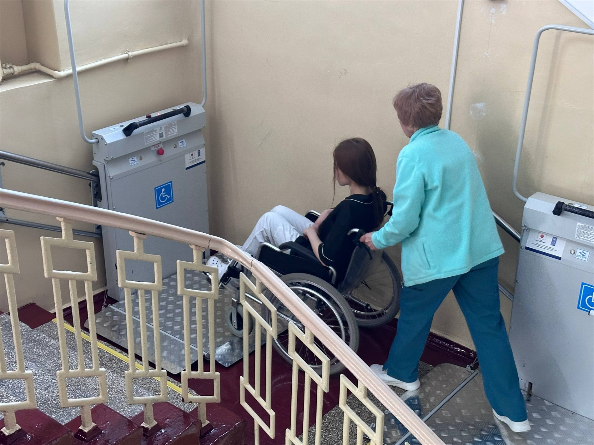 Звягель: медзаклади встановили підйомники для маломобільних груп населення