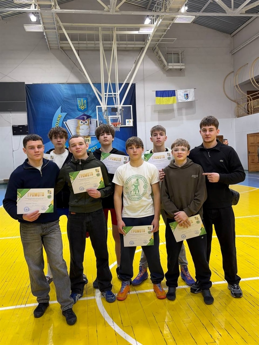 9 золотих, 7 срібних та 4 бронзових медалей привезли звягельські борці з чемпіонату області