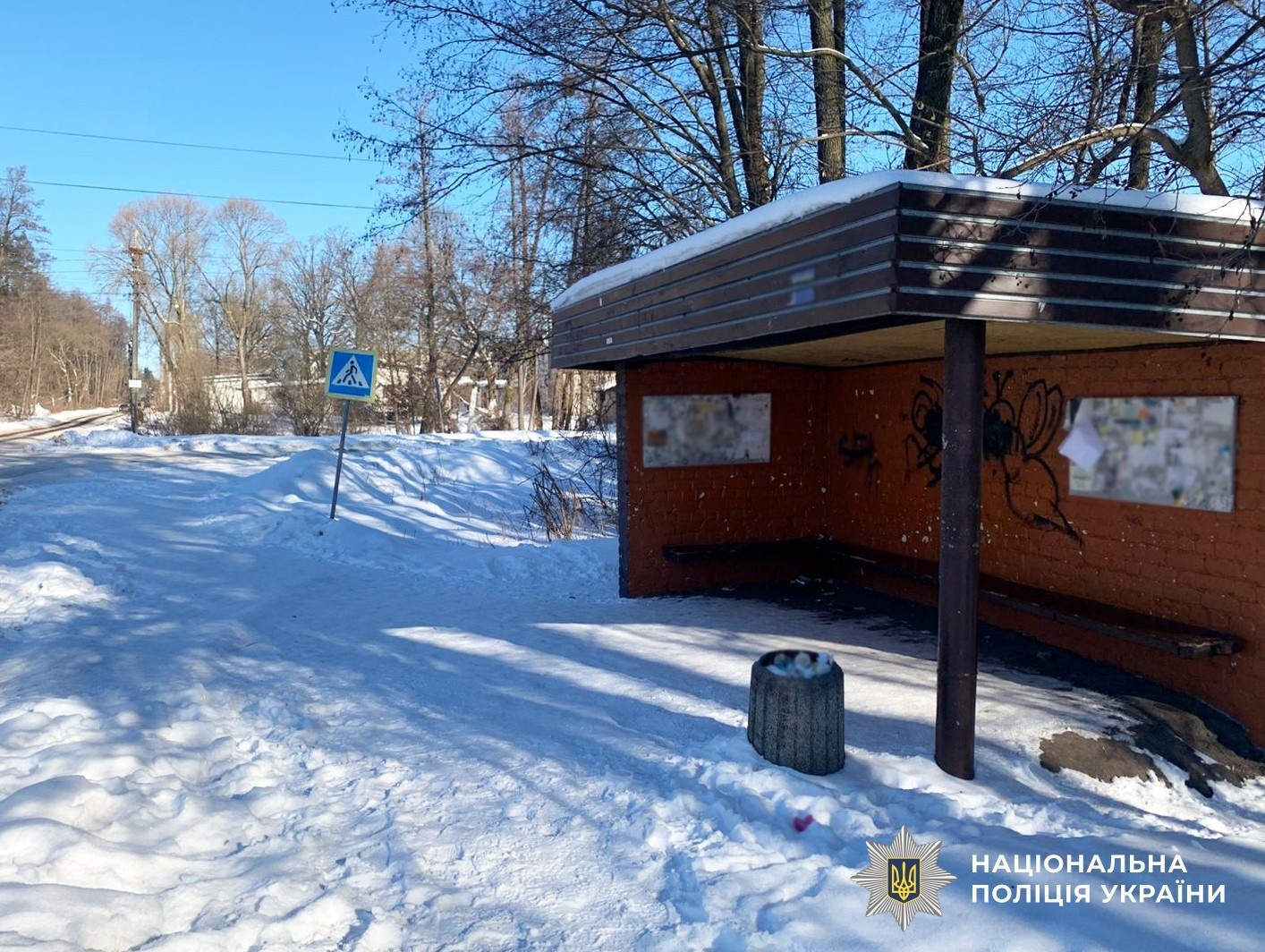 Таксист погрожував людям на автобусній зупинці 