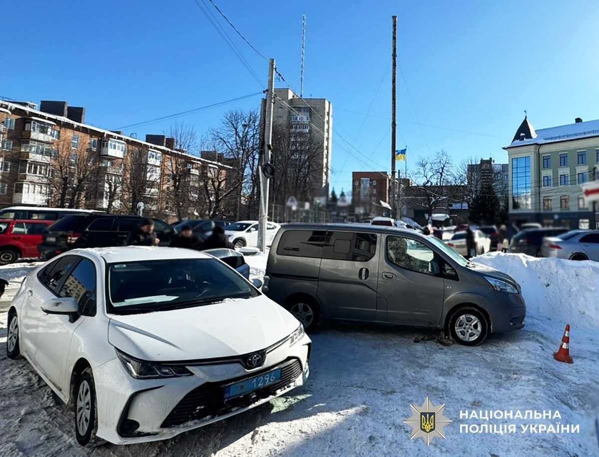 Таксист погрожував людям на автобусній зупинці 