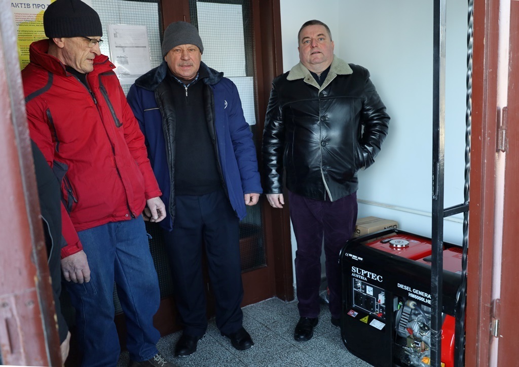 Пункти незламності Звягеля отримали генератори, обігрівачі та прожектори від благодійників
