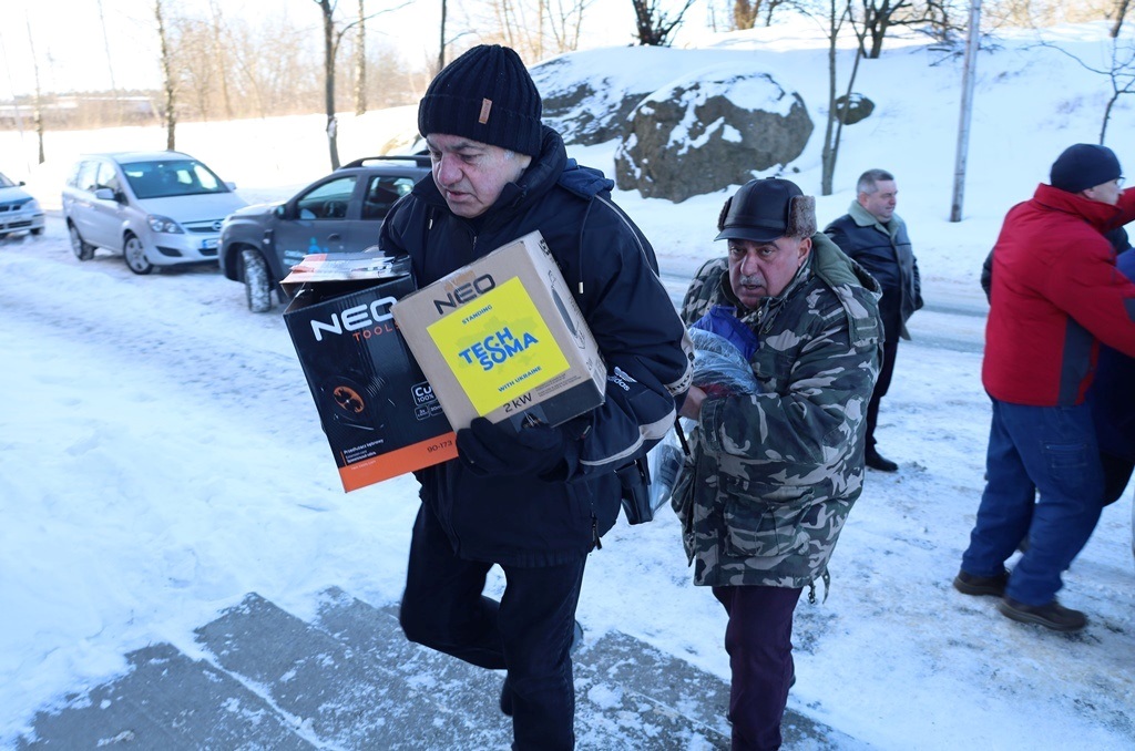 Пункти незламності Звягеля отримали генератори, обігрівачі та прожектори від благодійників
