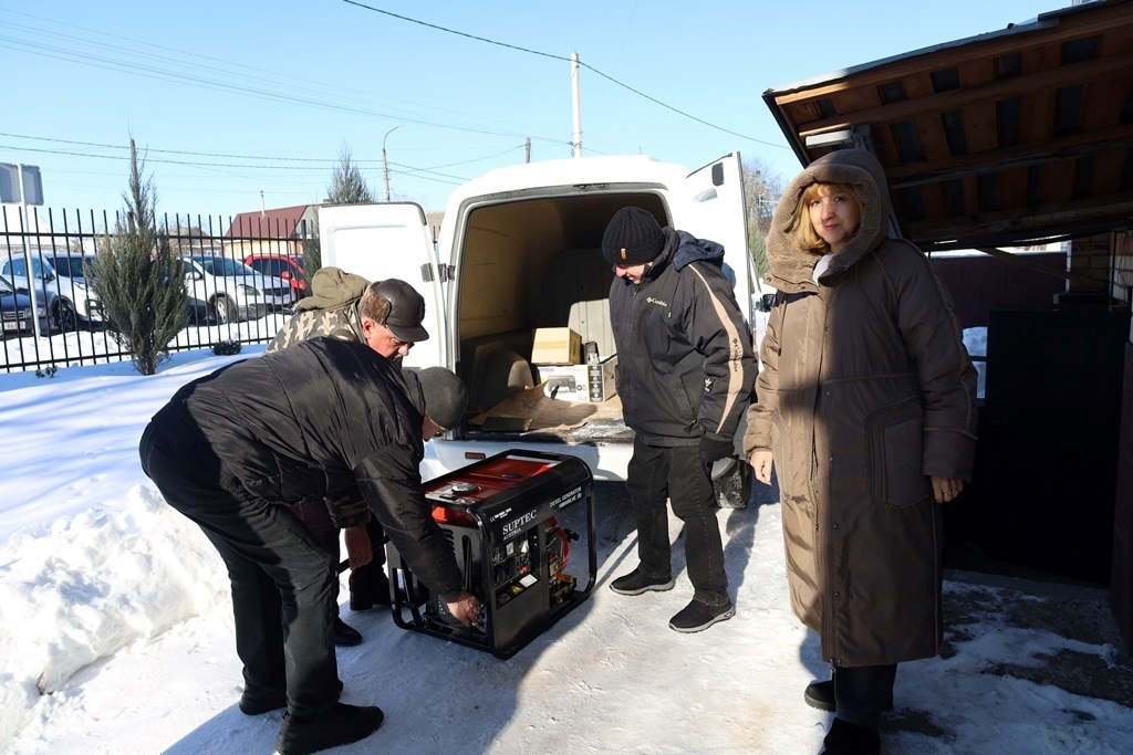 Пункти незламності Звягеля отримали генератори, обігрівачі та прожектори від благодійників