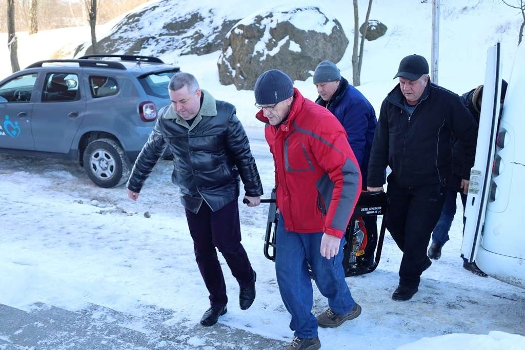 Пункти незламності Звягеля отримали генератори, обігрівачі та прожектори від благодійників