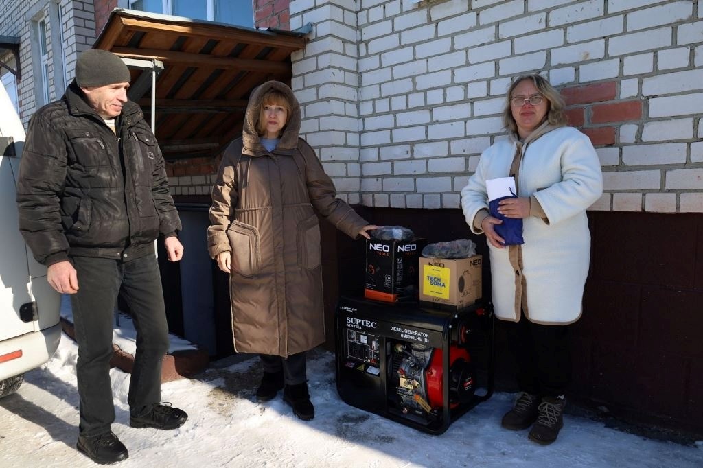 Пункти незламності Звягеля отримали генератори, обігрівачі та прожектори від благодійників