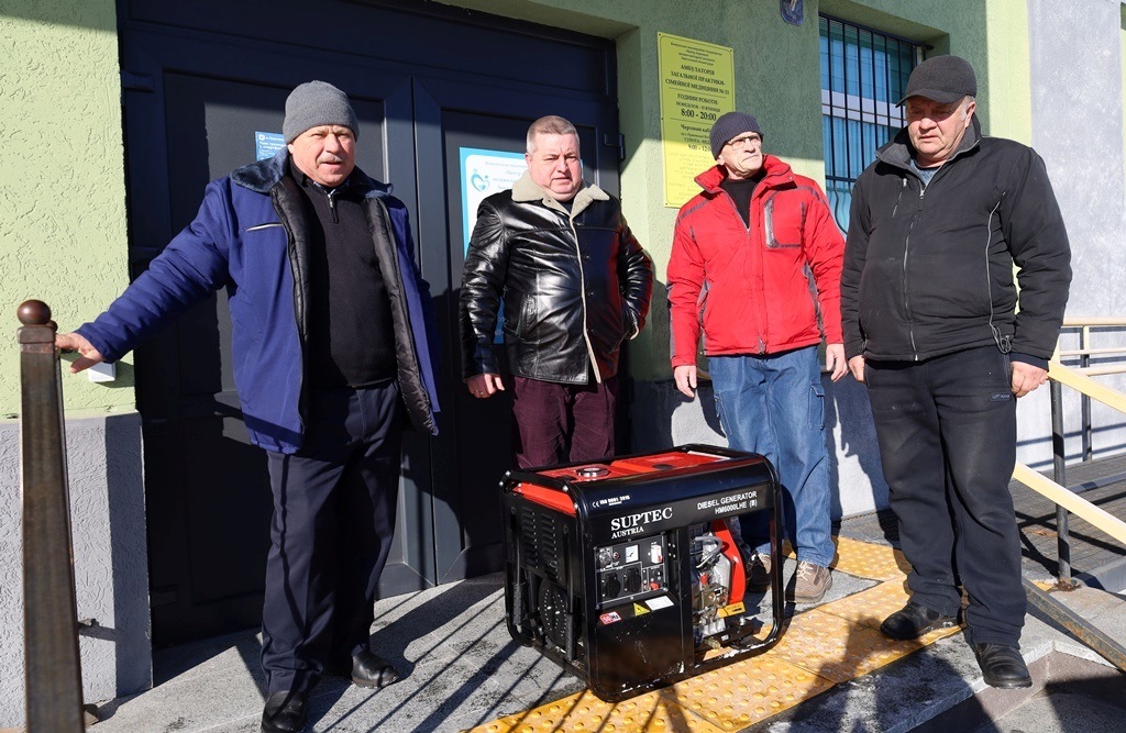 Пункти незламності Звягеля отримали генератори, обігрівачі та прожектори від благодійників