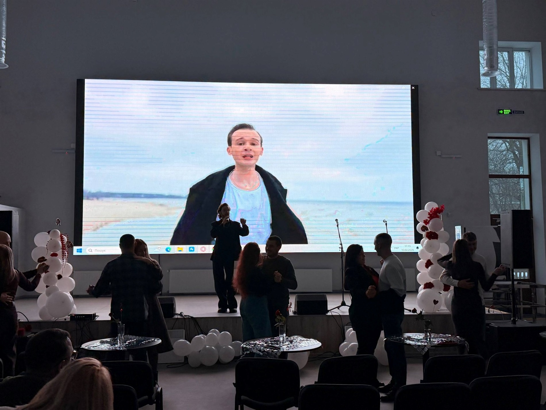 Закохані пари Звягеля змагалися за подарунки та збирали на зарядну станцію для ЗСУ