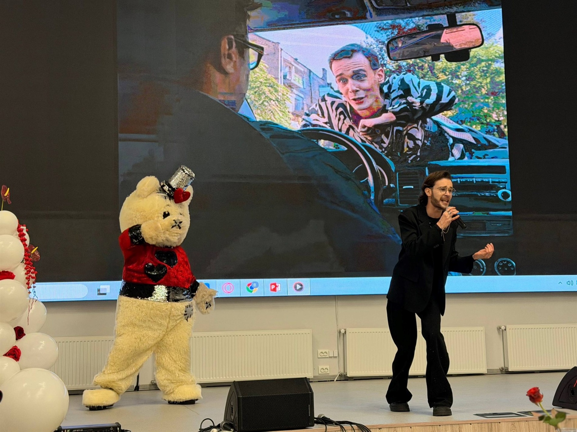 Закохані пари Звягеля змагалися за подарунки та збирали на зарядну станцію для ЗСУ