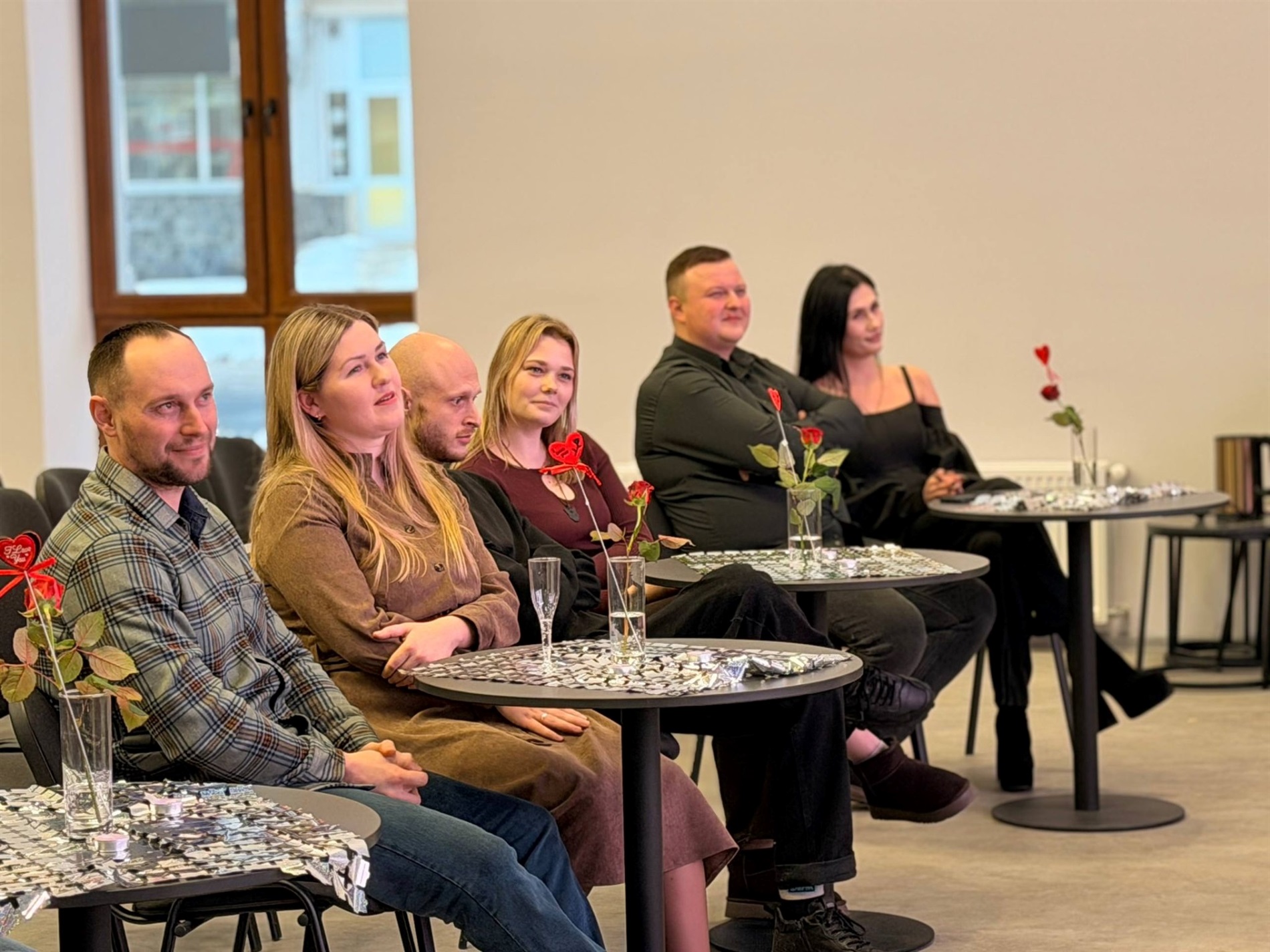 Закохані пари Звягеля змагалися за подарунки та збирали на зарядну станцію для ЗСУ