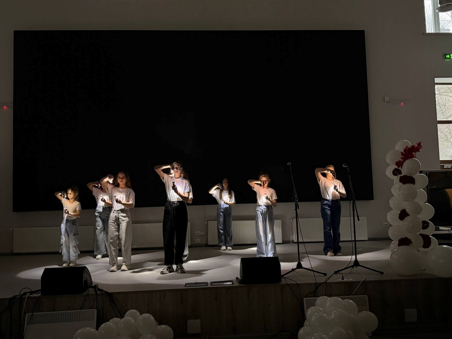 Закохані пари Звягеля змагалися за подарунки та збирали на зарядну станцію для ЗСУ