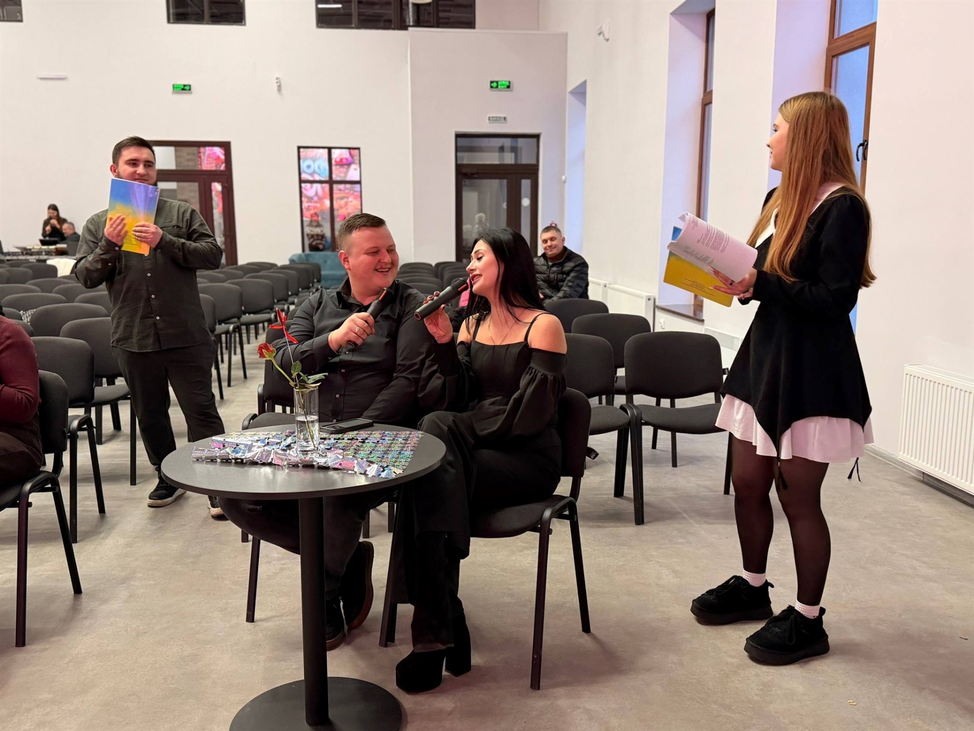 Закохані пари Звягеля змагалися за подарунки та збирали на зарядну станцію для ЗСУ