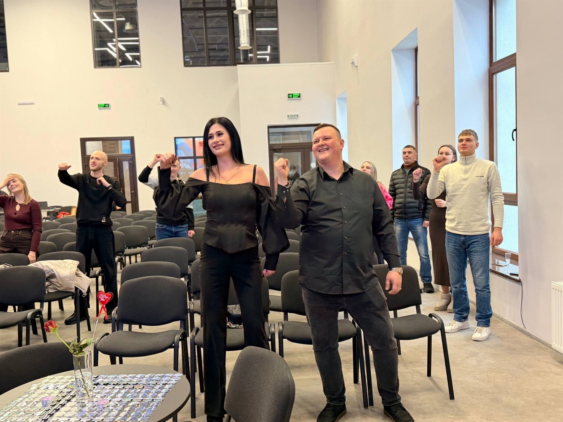 Закохані пари Звягеля змагалися за подарунки та збирали на зарядну станцію для ЗСУ