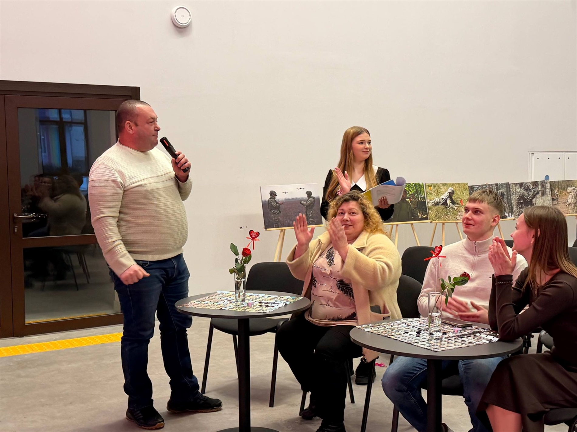 Закохані пари Звягеля змагалися за подарунки та збирали на зарядну станцію для ЗСУ