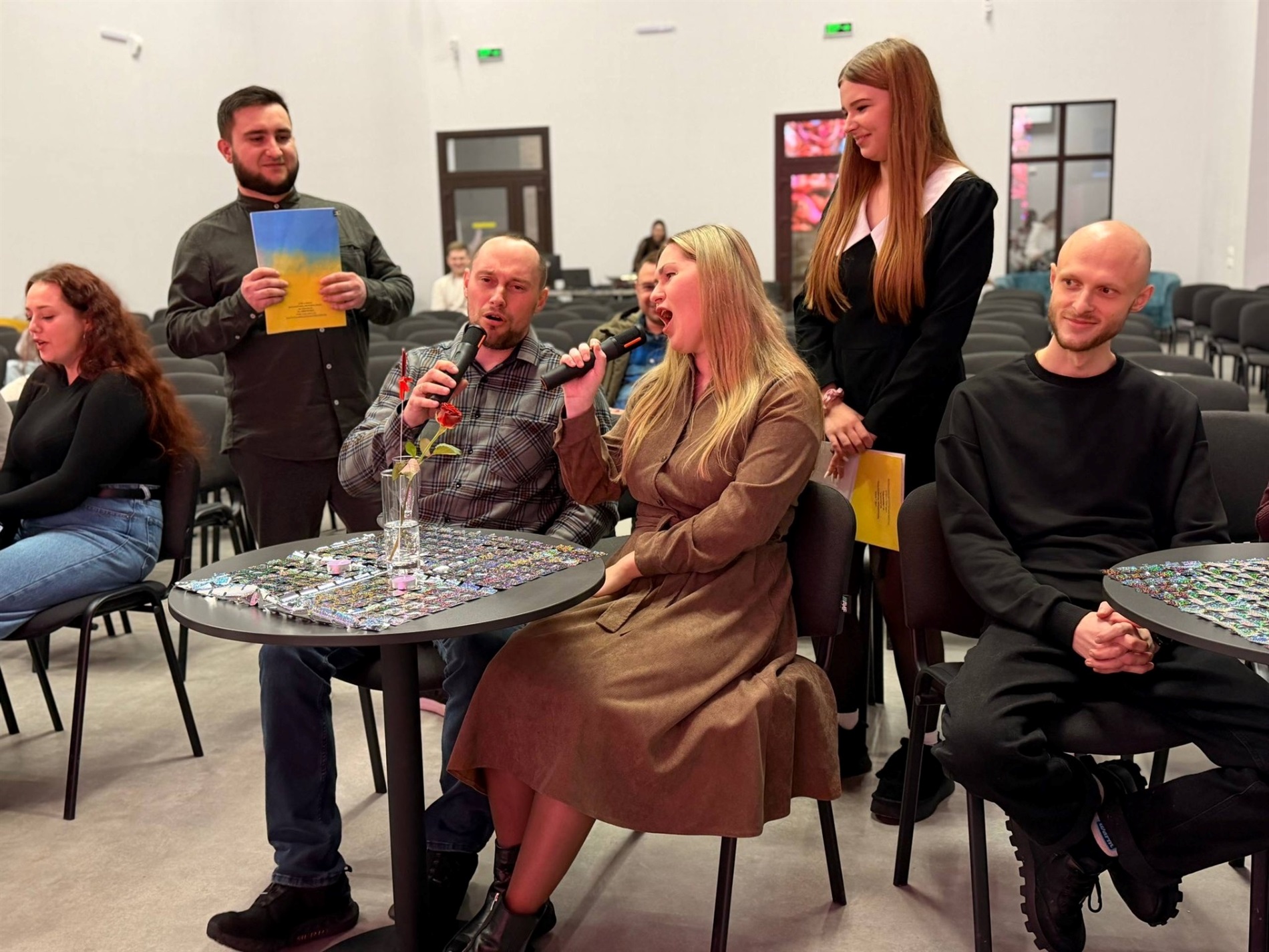 Закохані пари Звягеля змагалися за подарунки та збирали на зарядну станцію для ЗСУ