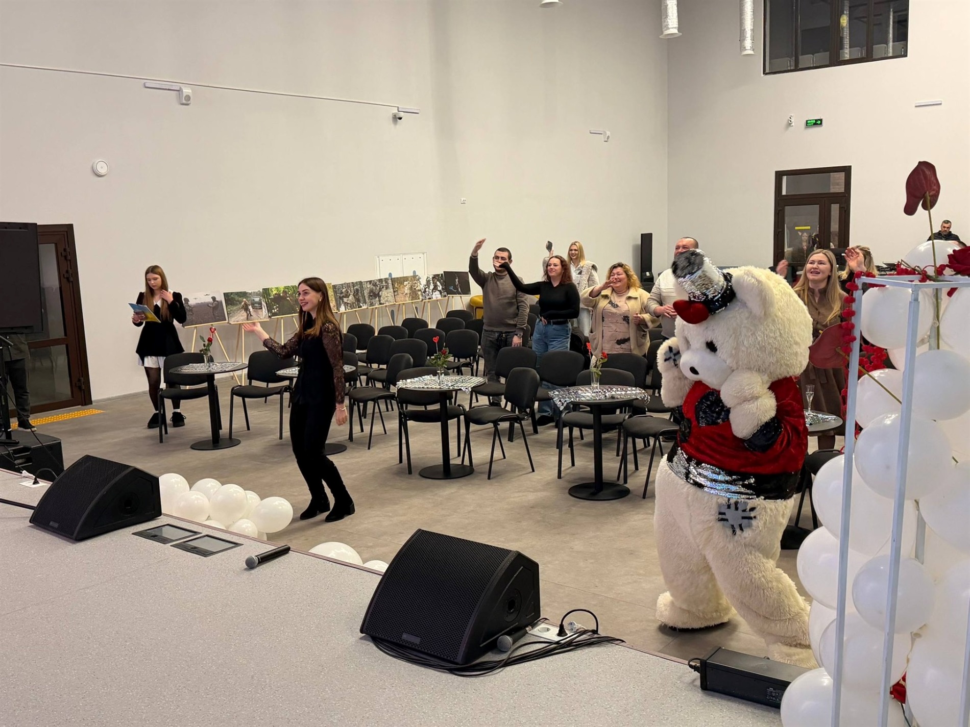 Закохані пари Звягеля змагалися за подарунки та збирали на зарядну станцію для ЗСУ