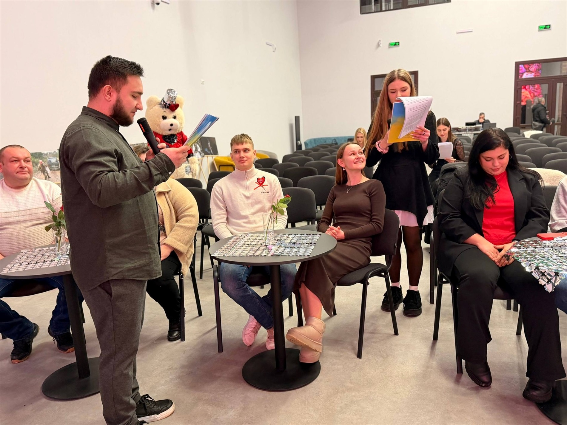 Закохані пари Звягеля змагалися за подарунки та збирали на зарядну станцію для ЗСУ