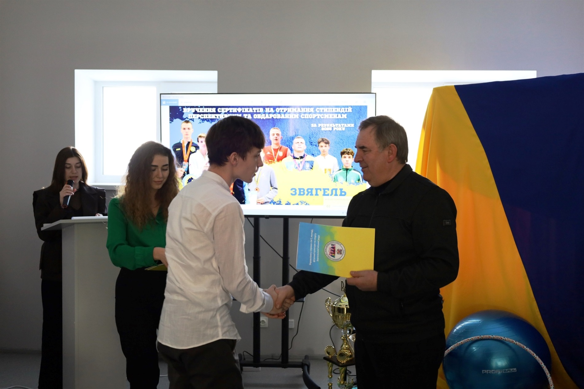 Десятеро обдарованих спортсменів Звягеля отримали річні стипендії міської ради