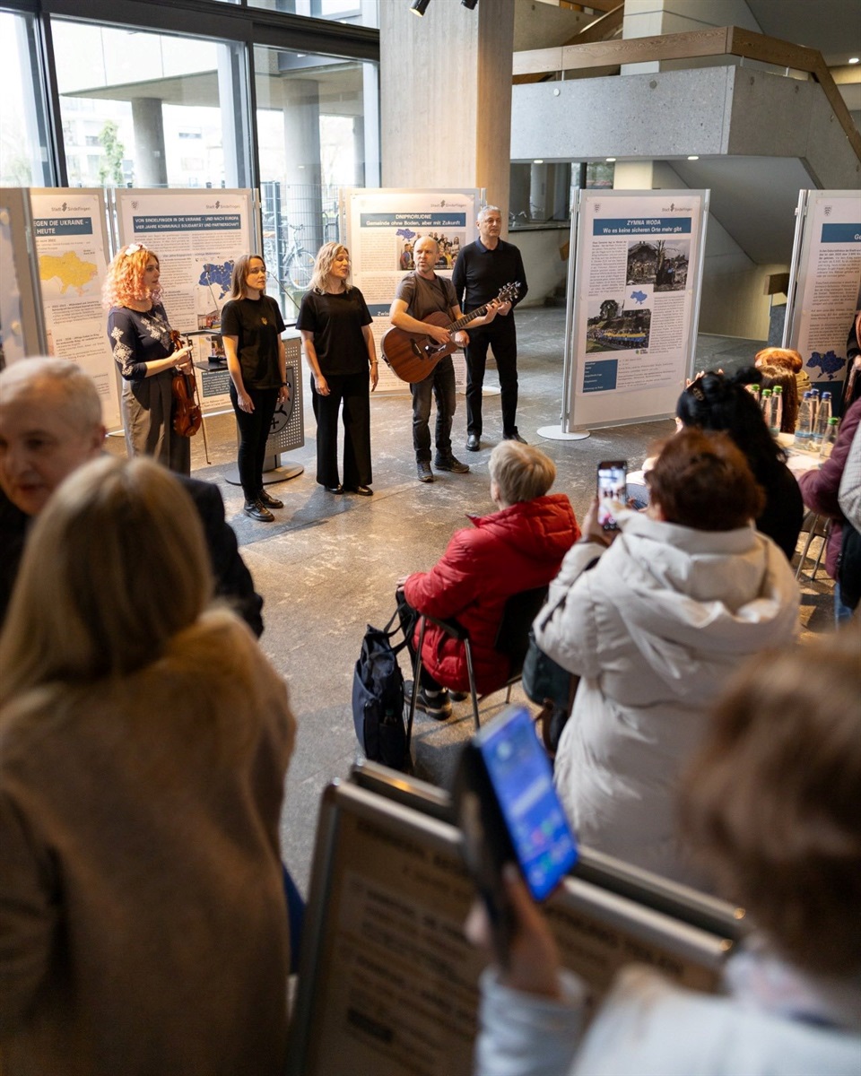 Звягель – першим стендом: у німецькому Зіндельфінгені показують виставку про життя під час війни