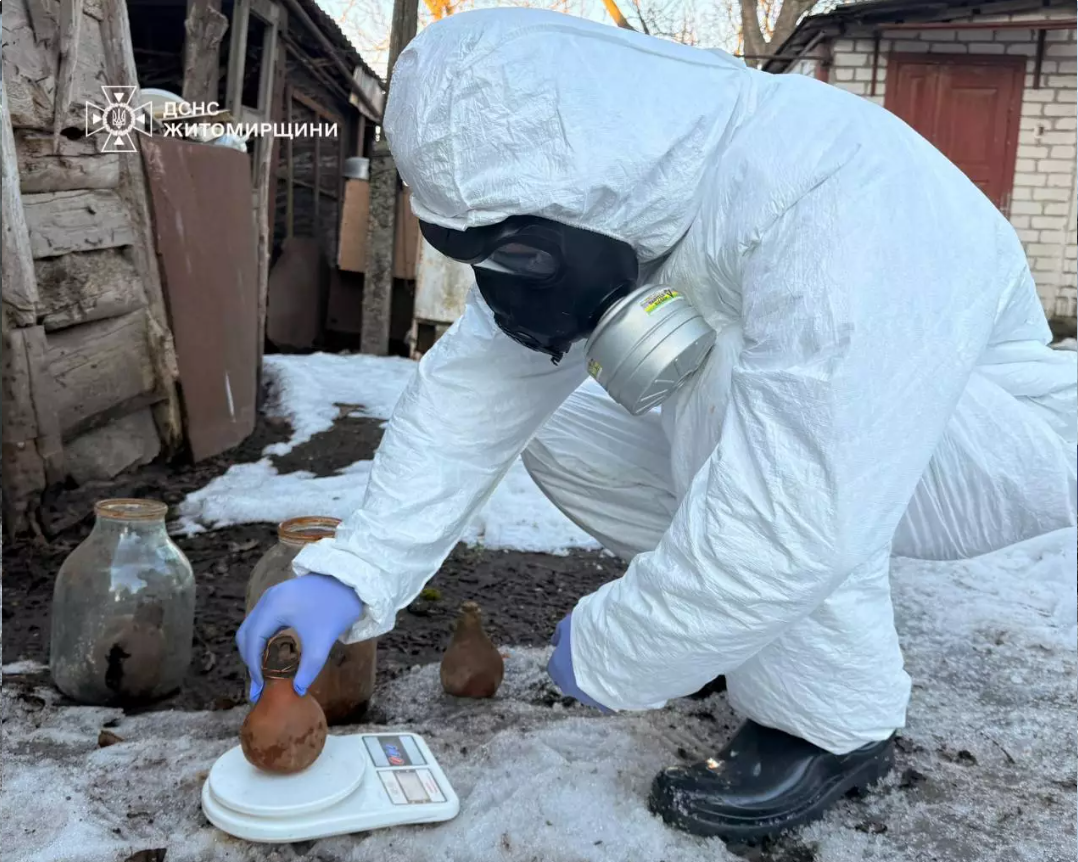 15 кілограмів ртуті у трилітровій банці: небезпечна знахідка у приватному дворі на Житомирщині