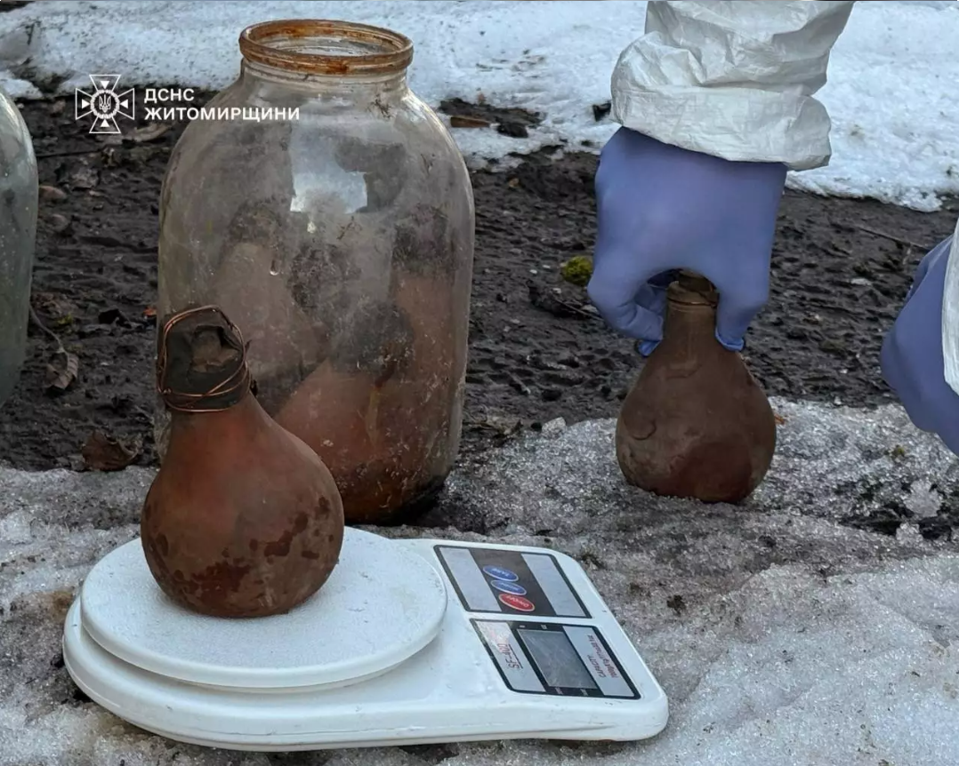15 кілограмів ртуті у трилітровій банці: небезпечна знахідка у приватному дворі на Житомирщині