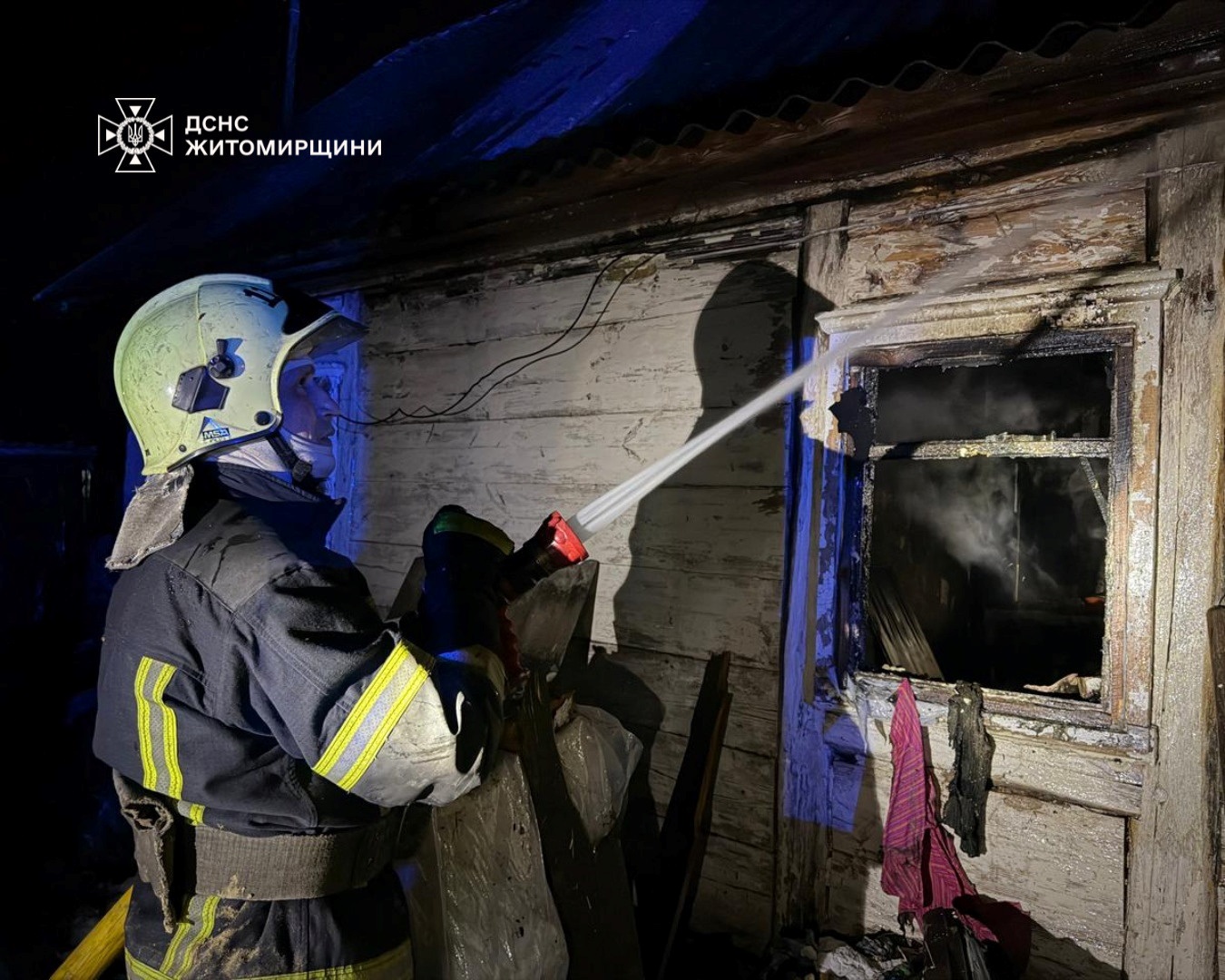 Пожежа на Звягельщині: вогнеборці врятували два житлові будинки поруч від поширення полум’я