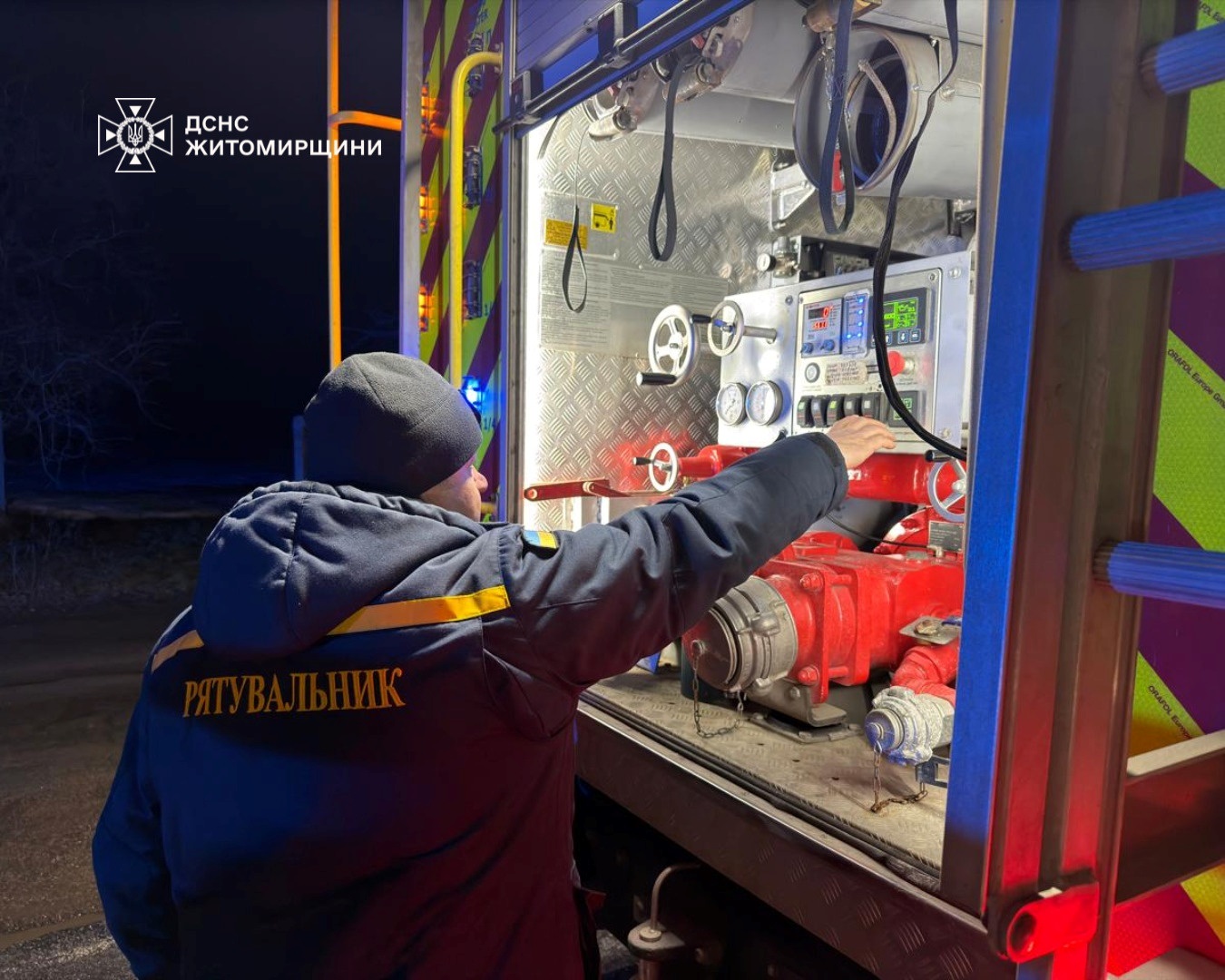 Пожежа на Звягельщині: вогнеборці врятували два житлові будинки поруч від поширення полум’я