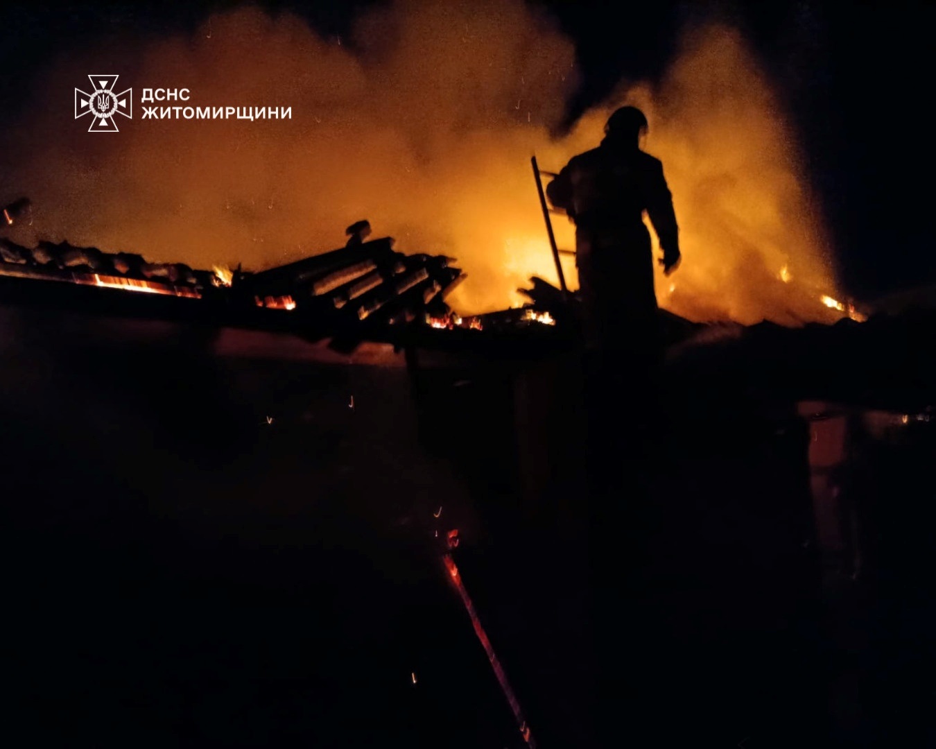 Пожежа на Звягельщині: вогнеборці врятували два житлові будинки поруч від поширення полум’я