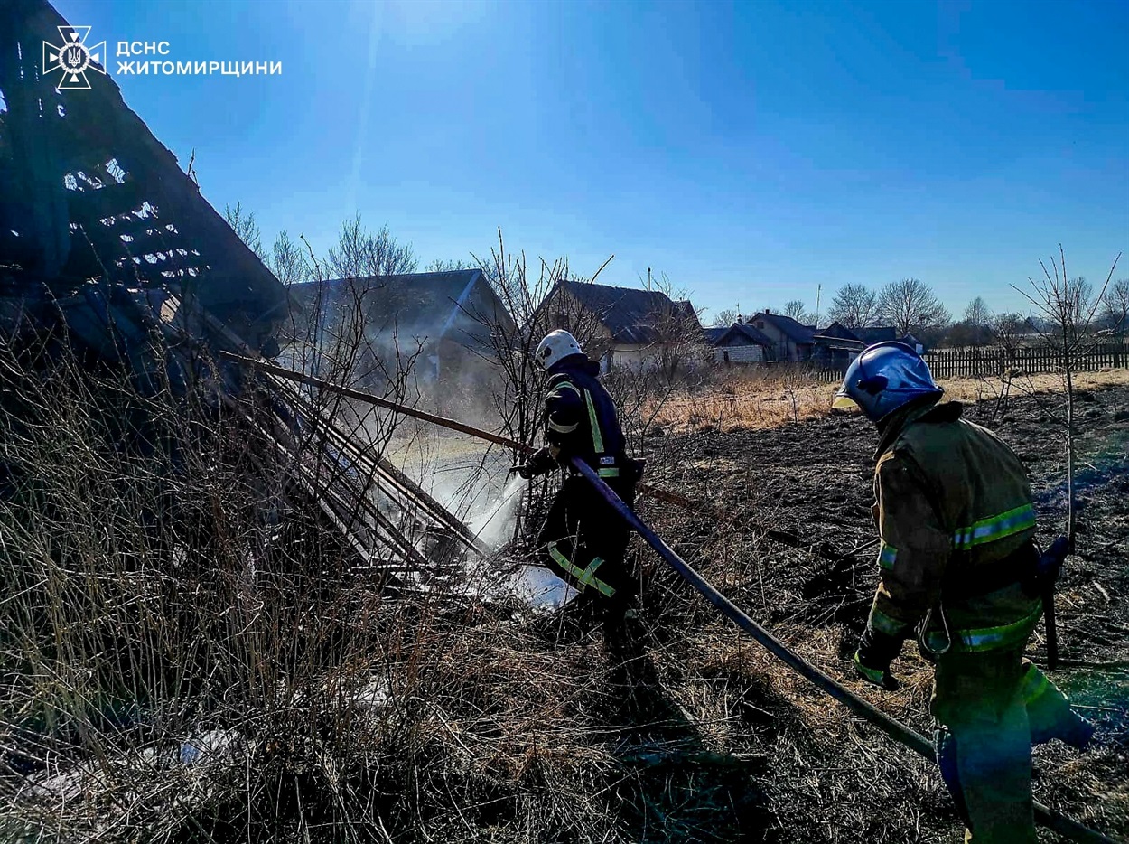 Пожежа в Кикові: трава зайнялася, вогонь перекинувся на будівлю