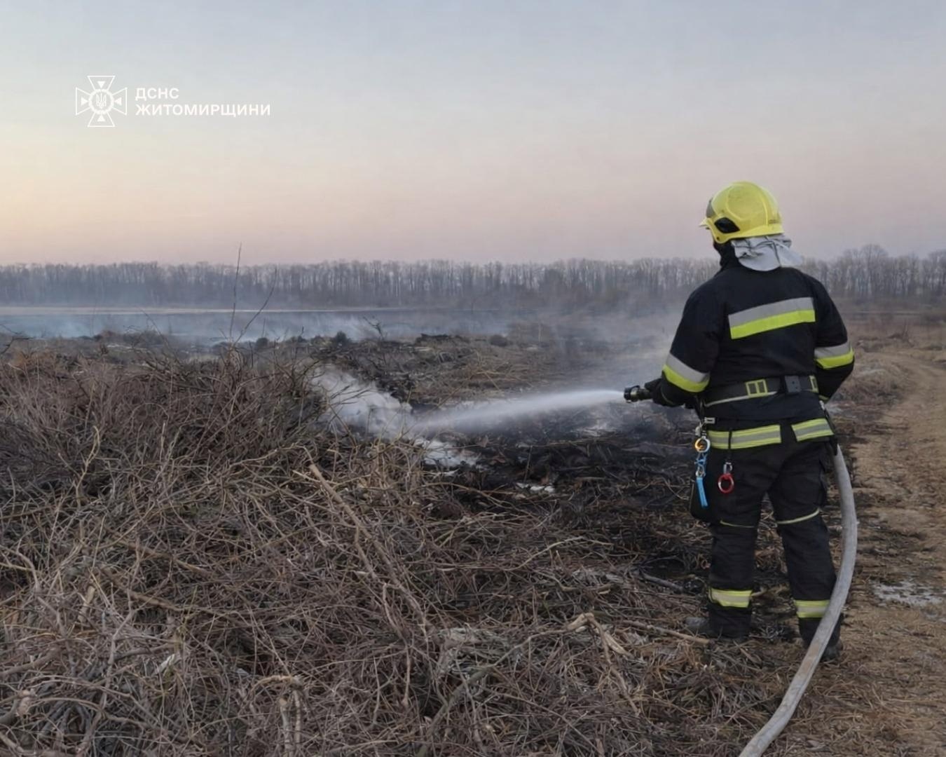 Житель Звягельщини отримав опіки, намагаючись загасити траву