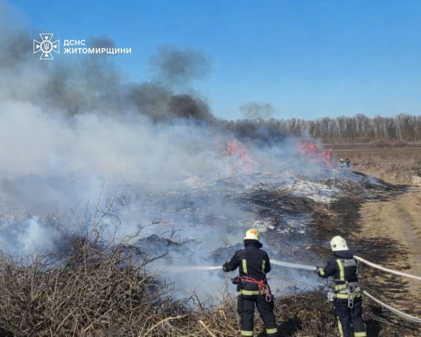 Житель Звягельщини отримав опіки, намагаючись загасити траву