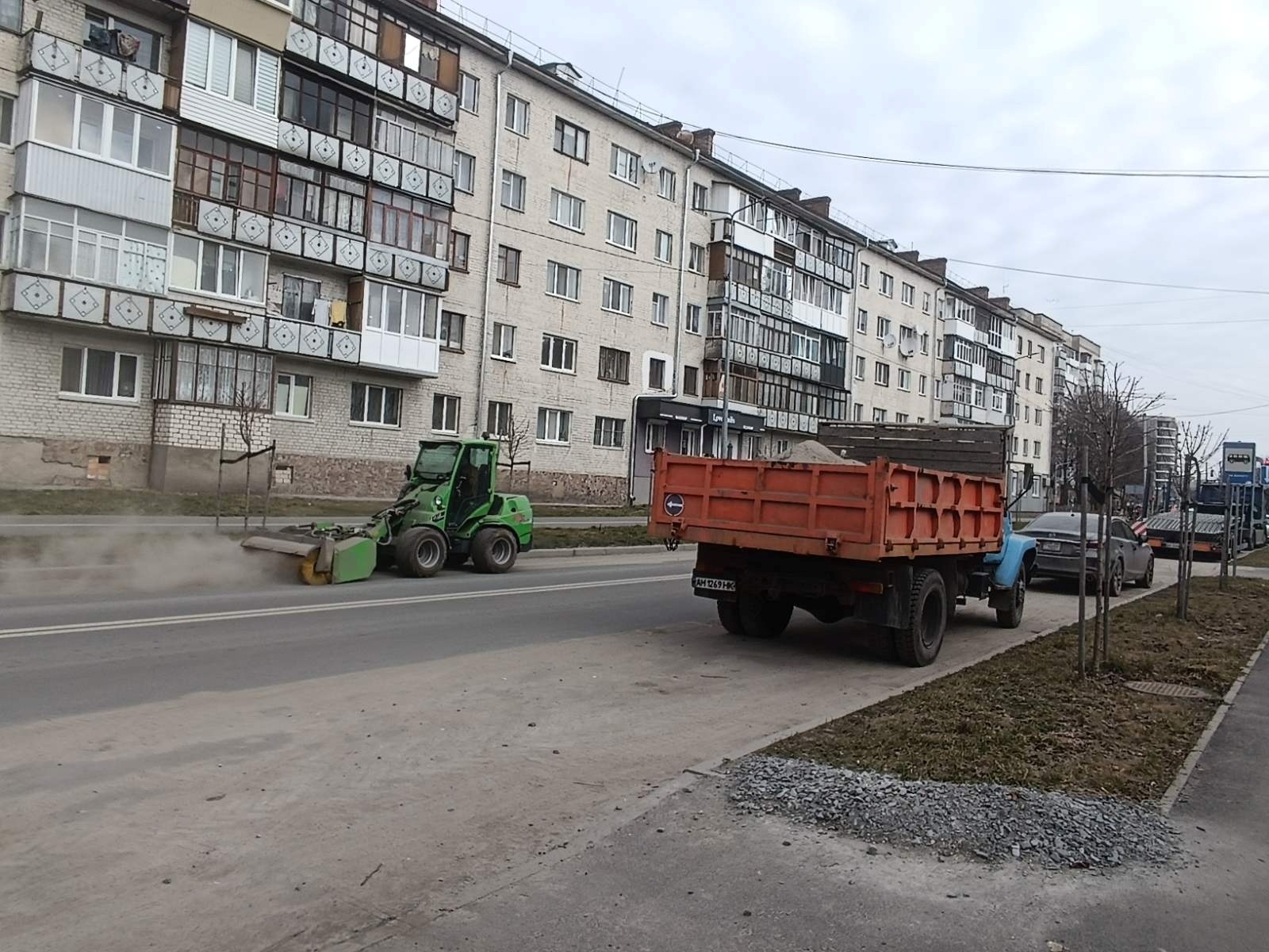 Весняне прибирання у Звягелі: жителів міста закликають залишати сміття під бордюрами