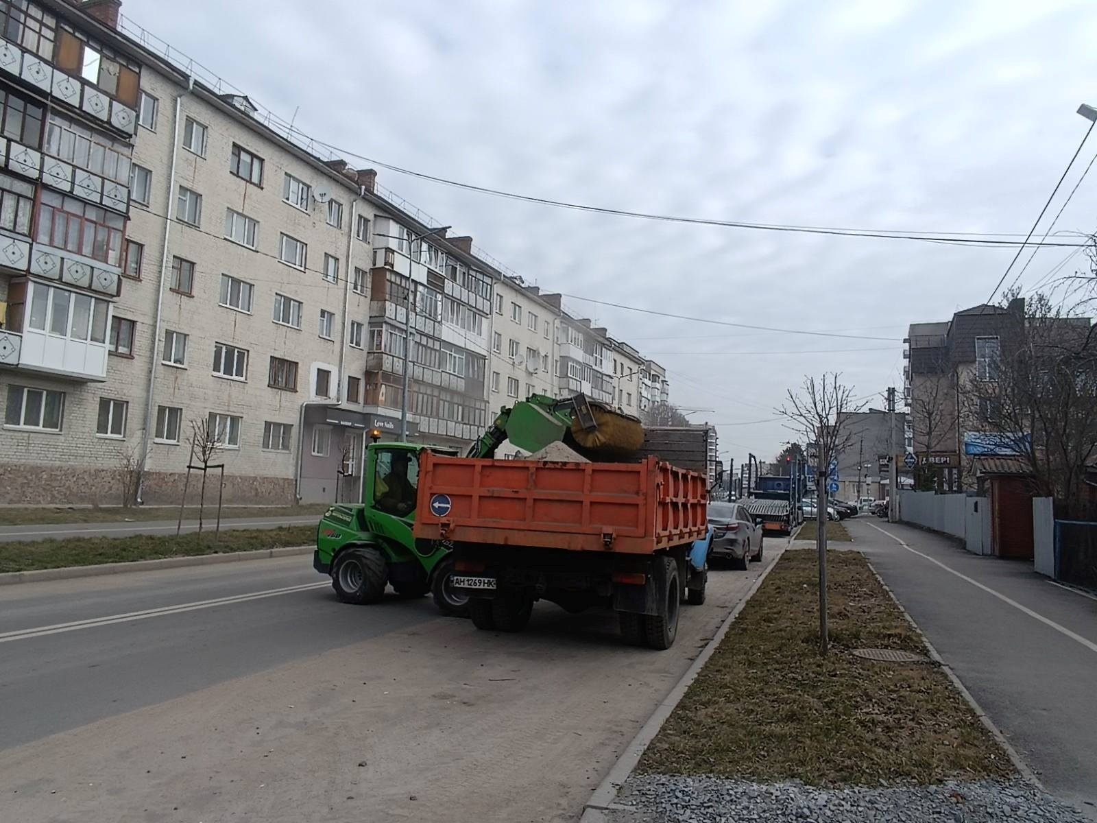 Весняне прибирання у Звягелі: жителів міста закликають залишати сміття під бордюрами