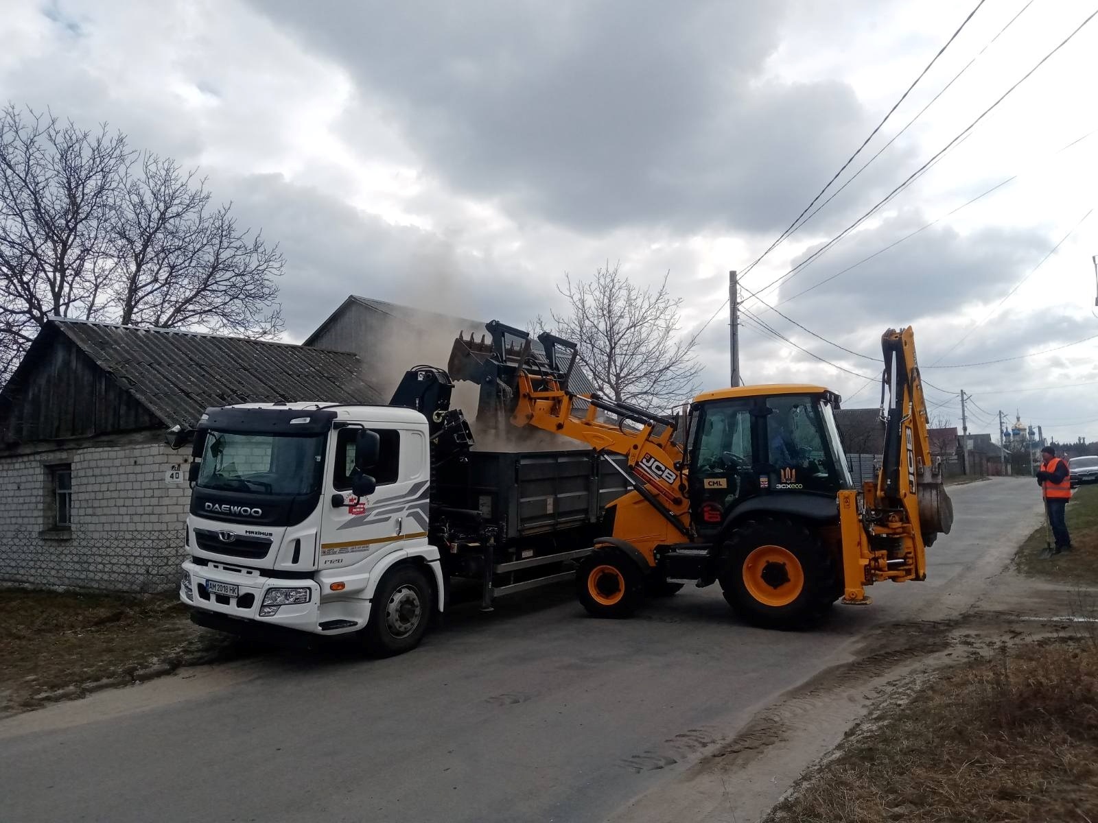 Весняне прибирання у Звягелі: жителів міста закликають залишати сміття під бордюрами