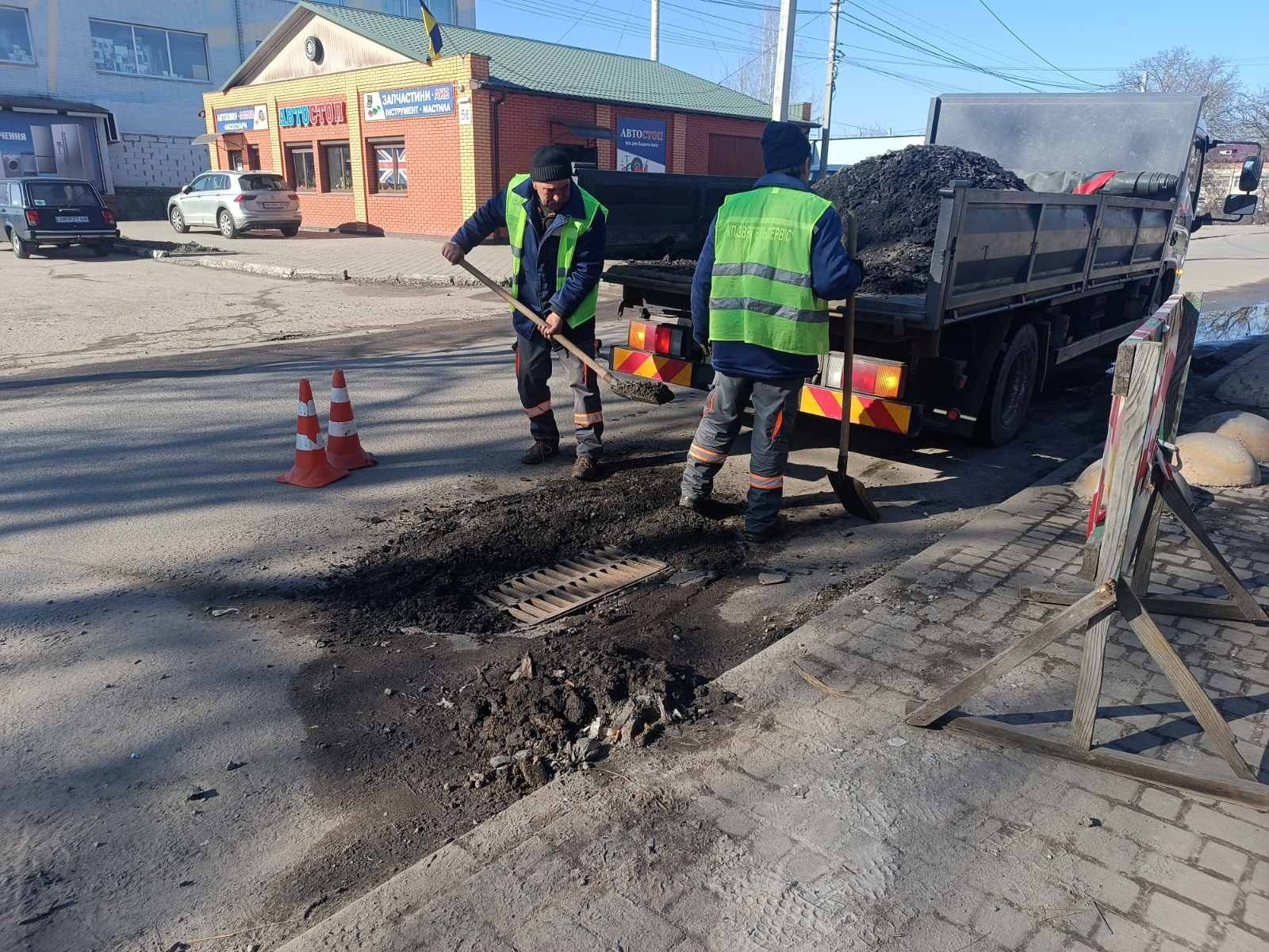 Весняне прибирання у Звягелі: жителів міста закликають залишати сміття під бордюрами