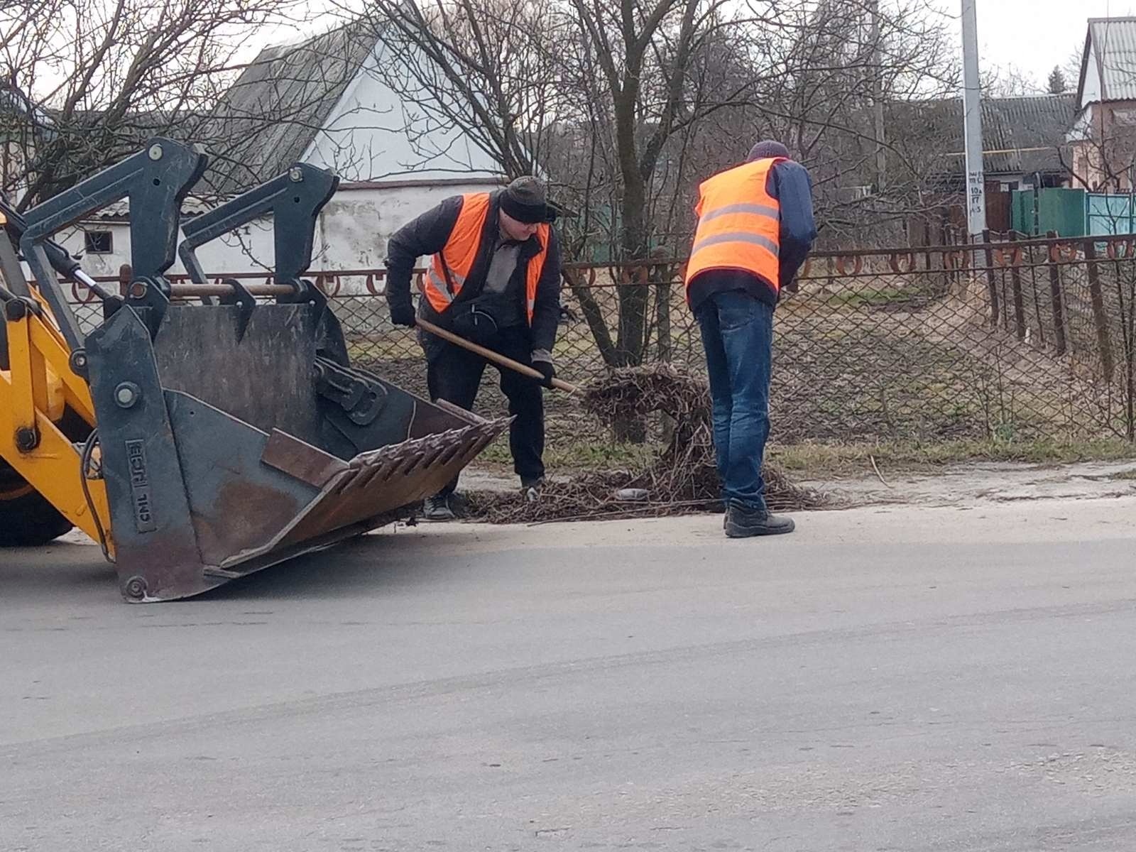 Весняне прибирання у Звягелі: жителів міста закликають залишати сміття під бордюрами