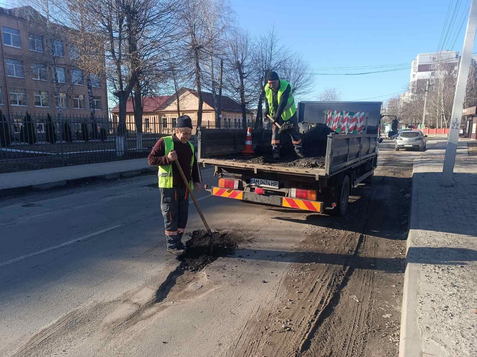 Весняне прибирання у Звягелі: жителів міста закликають залишати сміття під бордюрами