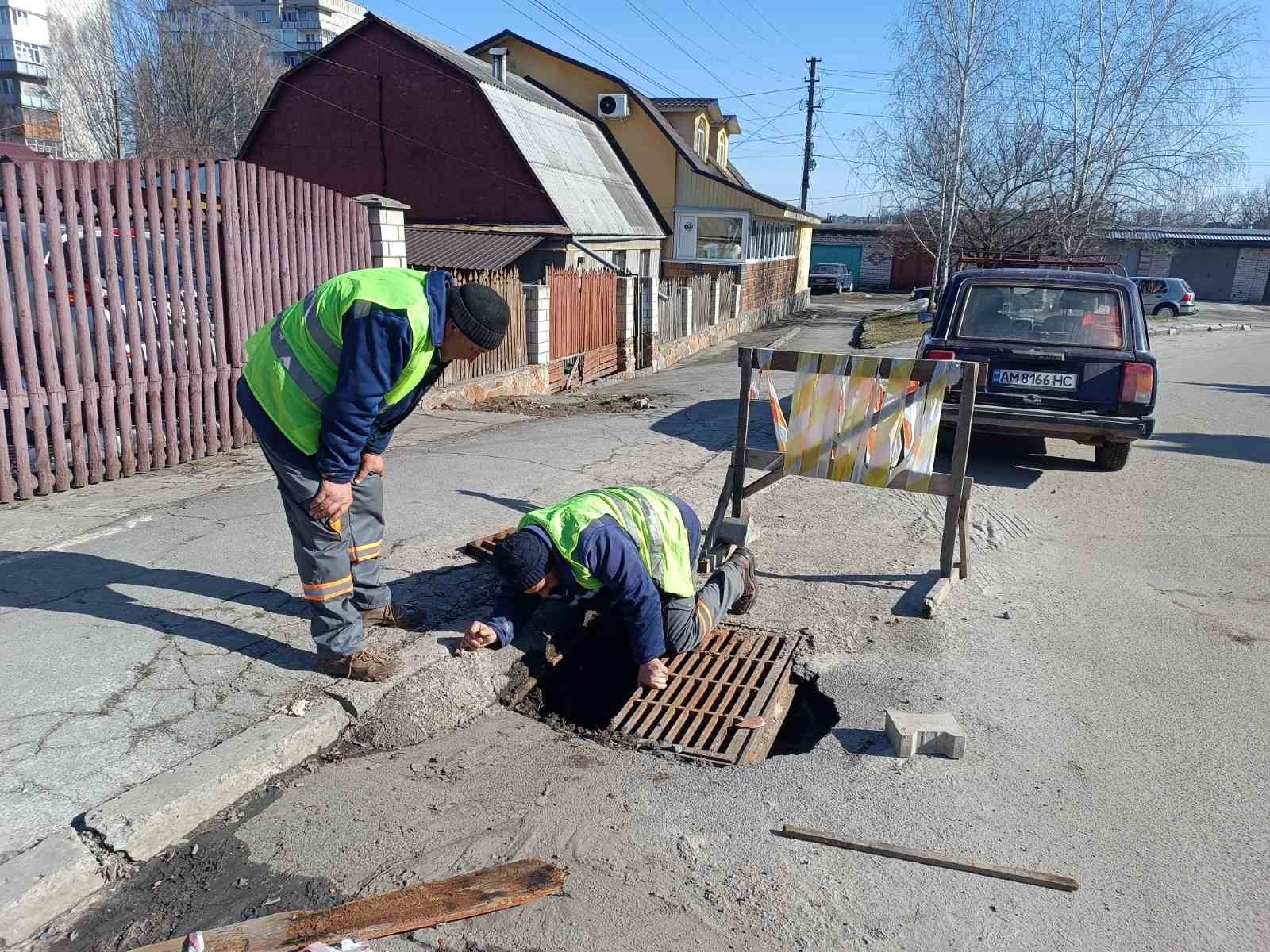 Весняне прибирання у Звягелі: жителів міста закликають залишати сміття під бордюрами