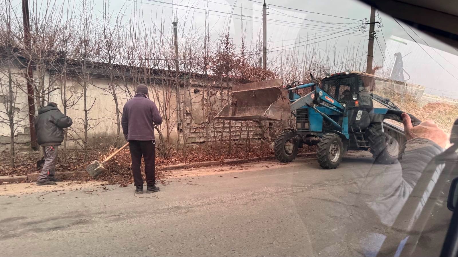 Весняне прибирання у Звягелі: жителів міста закликають залишати сміття під бордюрами