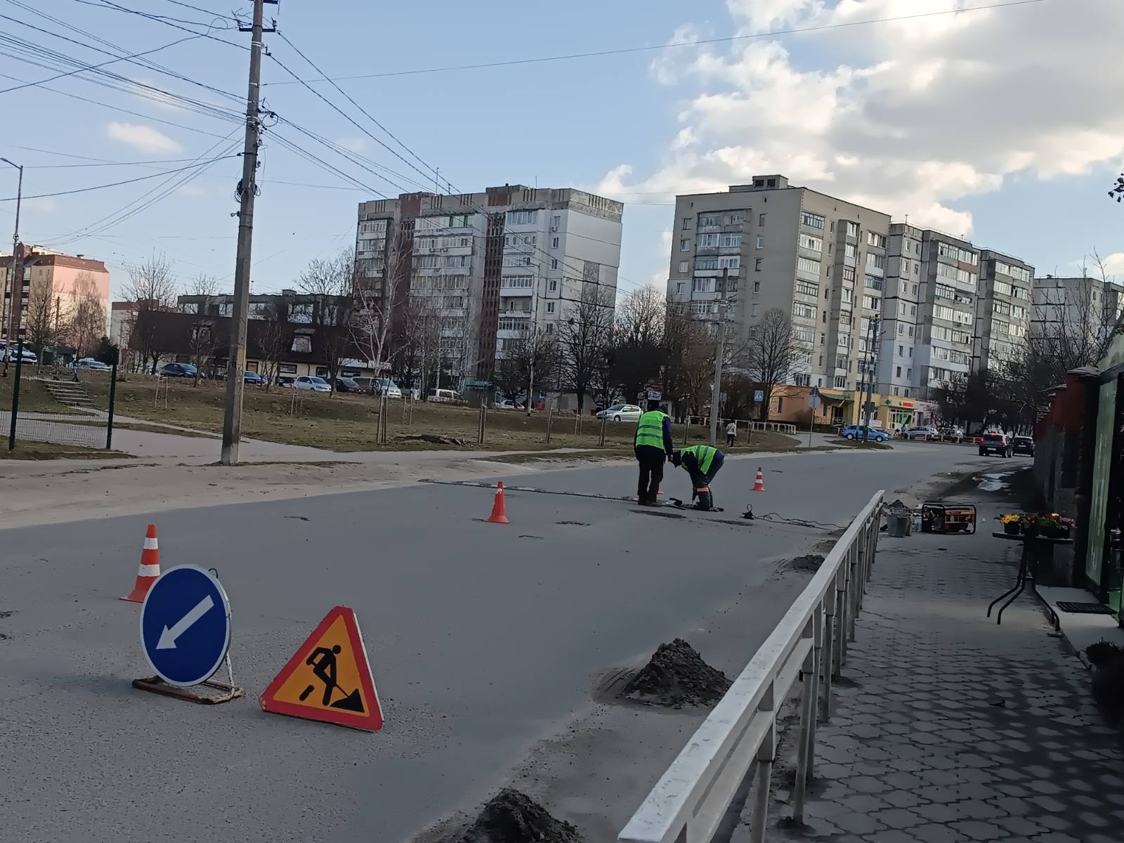 Весняне прибирання у Звягелі: жителів міста закликають залишати сміття під бордюрами