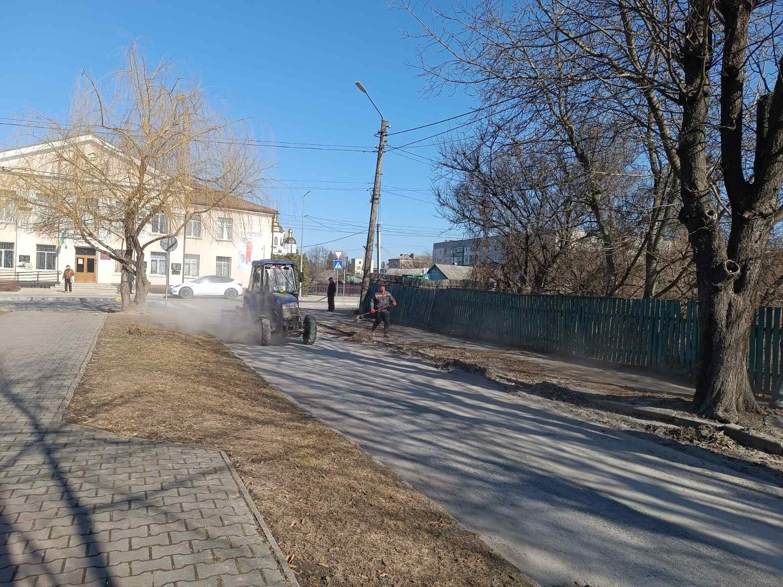 Весняне прибирання у Звягелі: жителів міста закликають залишати сміття під бордюрами
